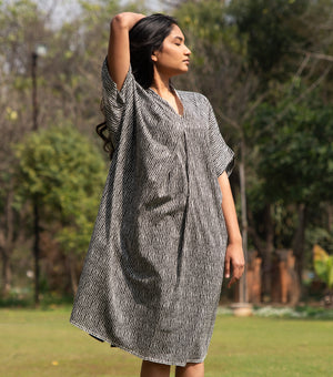 V NECK STRIPE PRINTED DRESS