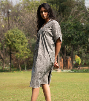 V NECK STRIPE PRINTED DRESS